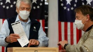 Un hombre deposita su voto durante las elecciones presidenciales, Dixville Notch, EE.UU., 3 de noviembre de 2020. Foto: Ashley L. Conti/ Reuters.