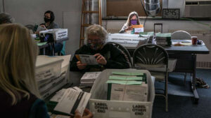 Los votos postales tardan más en contarse. Foto: AP.