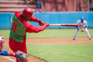Yosvani Alarcón aportando como de costumbre