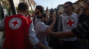 Prisioneros palestinos, visiblemente débiles y con dificultades para caminar, fueron sostenidos por sus familiares. Foto: Reuters.