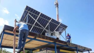 La instalación de sistemas fotovoltaicos busca extender el funcionamiento de gabinetes en medio de la crisis energética.