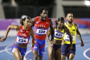Reynaldo Espinosa (al centro) medalla de plata en el relevo mixto 4x100