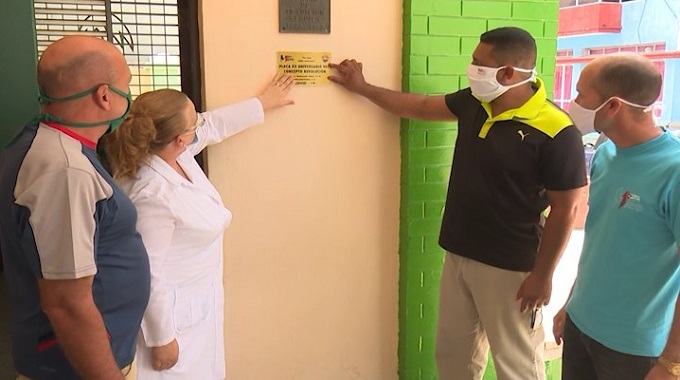 Entregan Placa Conmemorativa a colectivos laborales destacados en Las Tunas