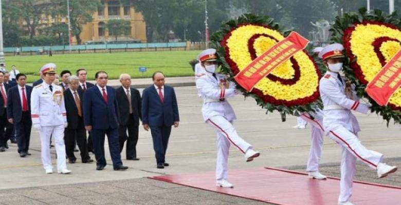 Vietnam celebró el 45 aniversario de su victoria ante el Ejército de EE.UU., mientras está venciendo la lucha contra la COVID-19.