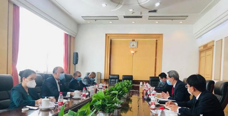 Intercambia embajador cubano con dirigente del Partido Comunista de China