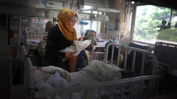 Se eleva a 24 los decesos tras ataque contra hospital afgano