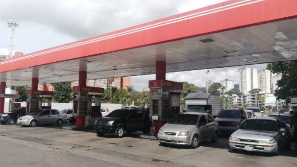 Venezuela distribuye gasolina bajo nuevo esquema de precios