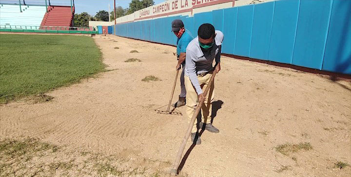 Trabajadores del  estadio Julio Antonio Mella trabajan en la recuperación de local