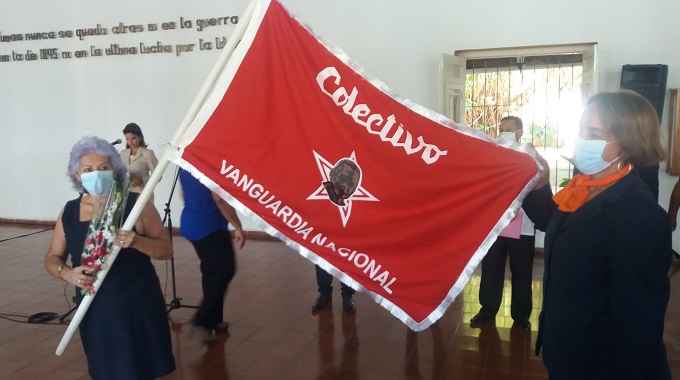 Condecoran a colectivos de ETECSA en Las Tunas con la bandera de Vanguardia Nacional