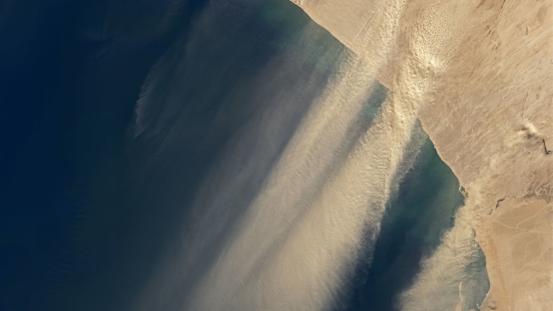 Imágenes por satélite muestran una gran tormenta de polvo ‘inundando’ el océano Atlántico