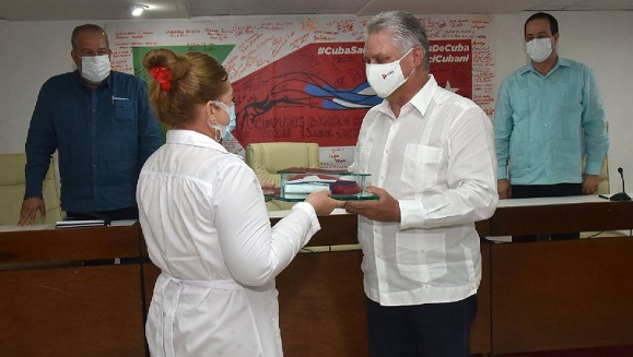 Presidente y primer ministro de Cuba se encuentran con miembros de contingente médico Henry Reeve