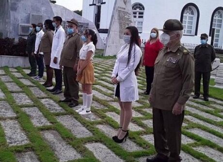 Raúl Castro y Díaz-Canel envían ofrendas florales a los mártires del 26 de Julio