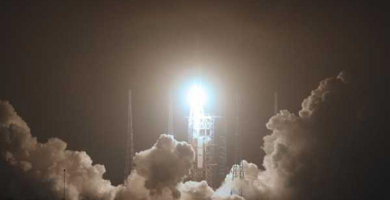 China lanza con éxito su primera sonda a Marte