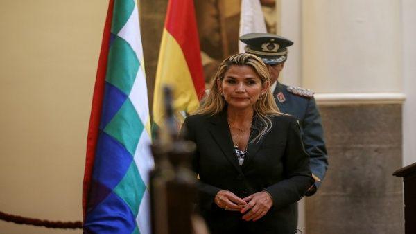 Confirma Presidenta de facto de Bolivia su contagio con COVID-19