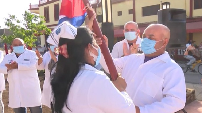 Abanderan en Las Tunas contingente de Licenciados en Enfermería para enfrentar la Covid_19 en La Habana