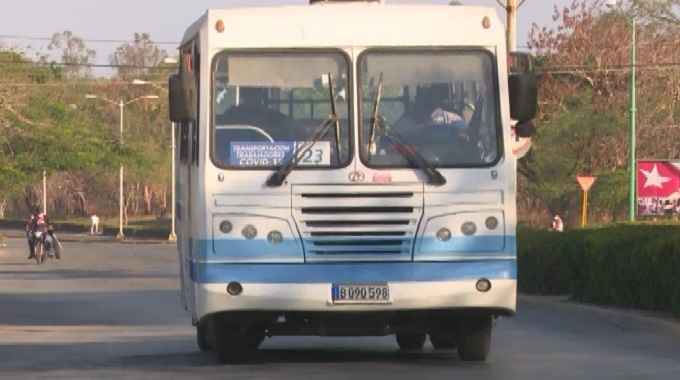 Entregan bandera Proeza Laboral a colectivo de la Empresa de Transporte en Las Tunas