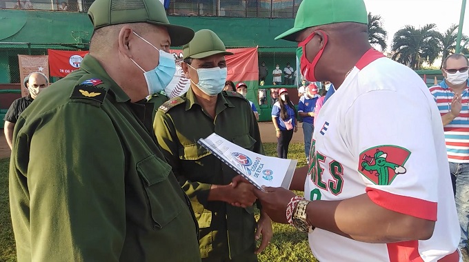 Abanderan en Las Tunas equipo de los Leñadores para la 60 Serie Nacional de Béisbol