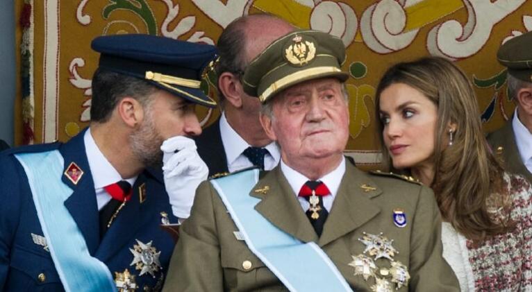 El rey emérito Juan Carlos I se va de España tras el peso del escándalo