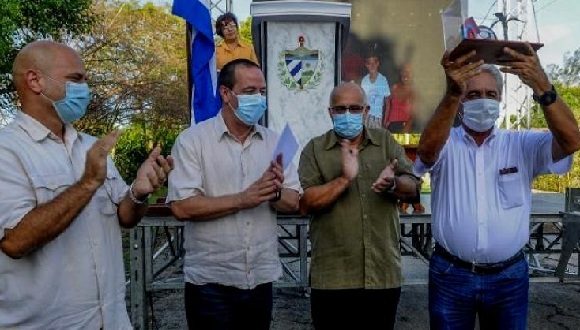 Confieren Premio del Barrio al doctor Durán