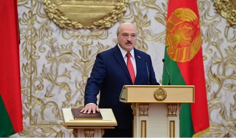 Alexander Lukashenko toma posesión como presidente reelecto de Belarús