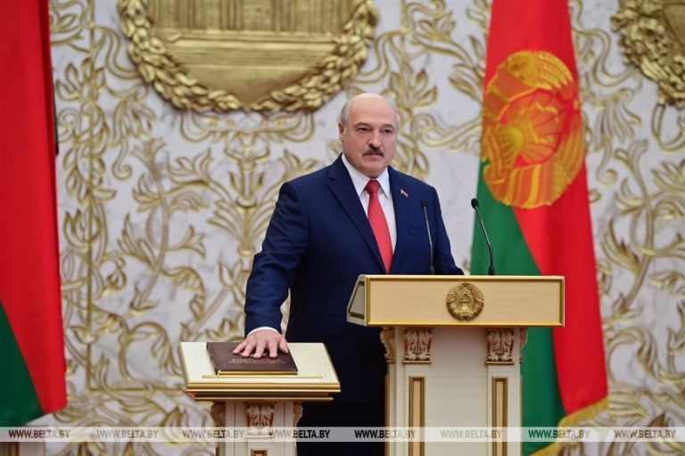 Alexander Lukashenko toma posesión como presidente reelecto de Belarús
