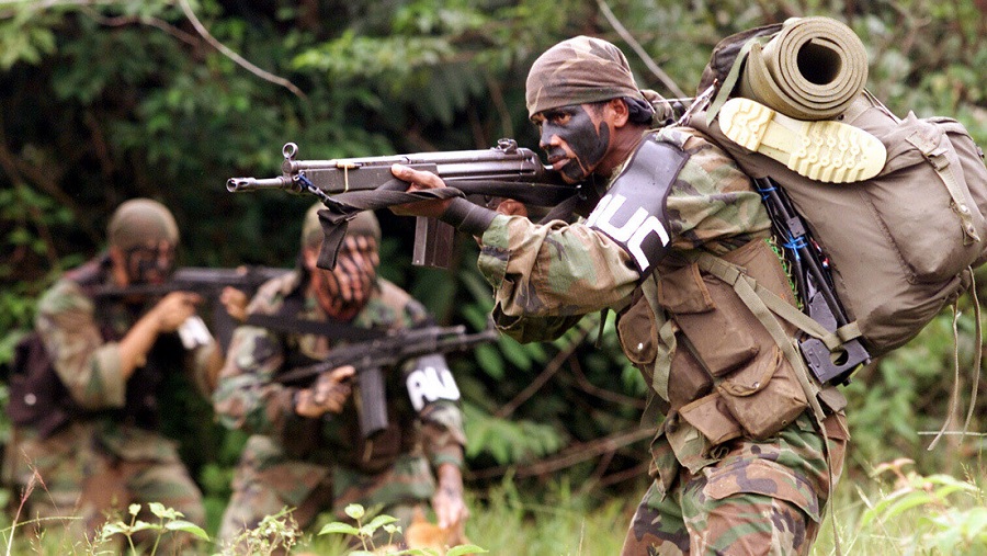 «El paramilitarismo retorna como manifestación política, criminal y militar»: Lo que hay detrás de las recientes masacres en Colombia