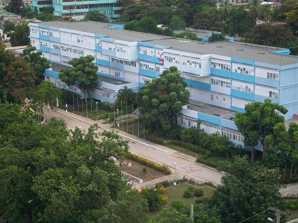 La mayoría de las universidades de Cuba reinician el curso escolar este martes