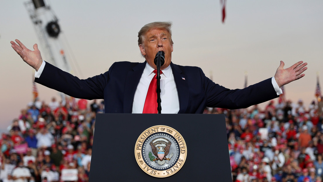 VIDEO: Un «poderoso» e «inmune» Trump baila durante un mitin de campaña tras superar el covid-19 y se ofrece a besar a todo el público