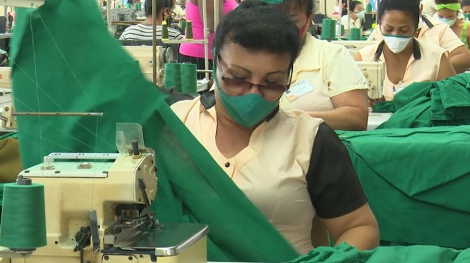 Contribuye Confecciones Melissa de #LasTunas a la fabricación de uniforme escolar