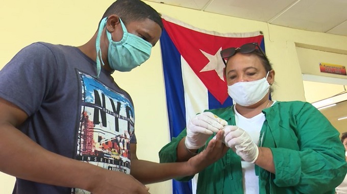 Jóvenes del sistema empresarial de las FAR donan sangre en Las Tunas
