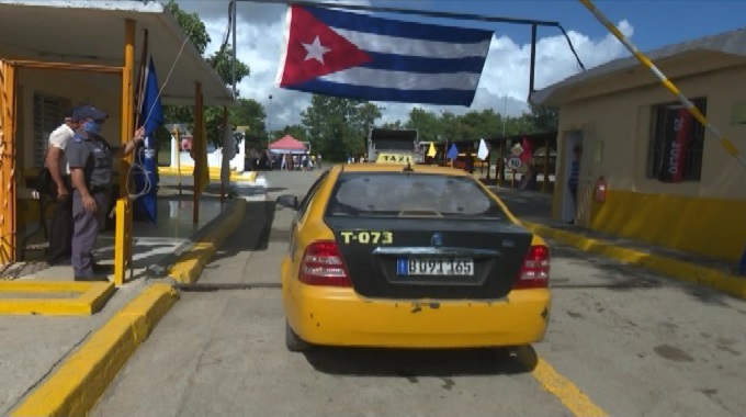 Entregan bandera Proeza Laboral a la Empresa de CubaTaxi en Las Tunas