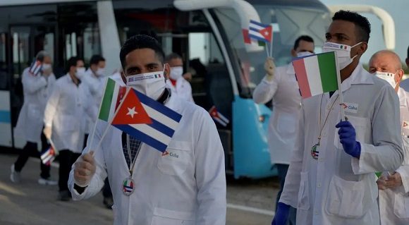 Medicos cubanos de la Brigada Henry Reeve, regresan a Cuba tras su labor en Italia. Foto: EFE.