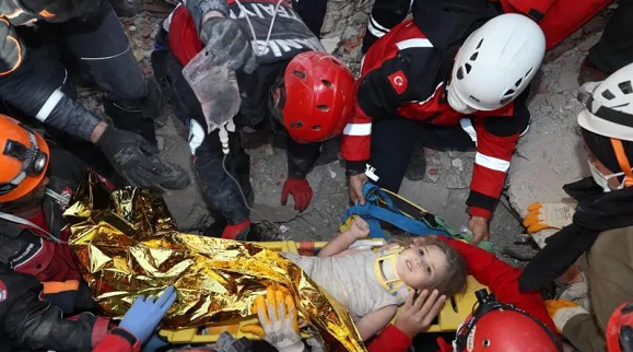 Salvan de entre los escombros a una niña a cuatro días del terremoto en Turquía