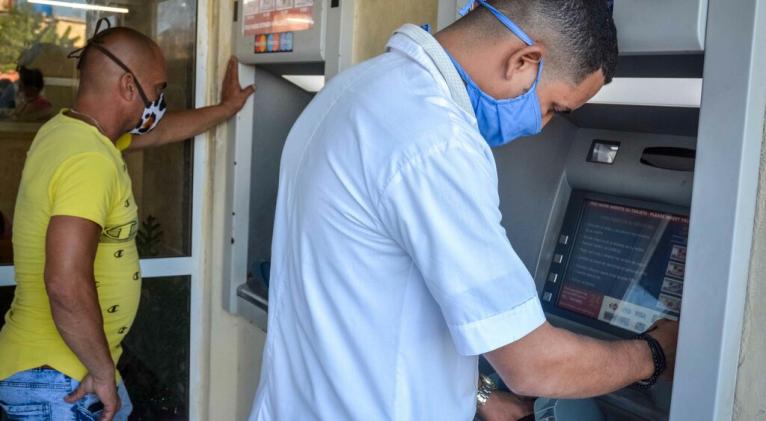 Fija Cuba el salario mínimo en dos mil 100 pesos
