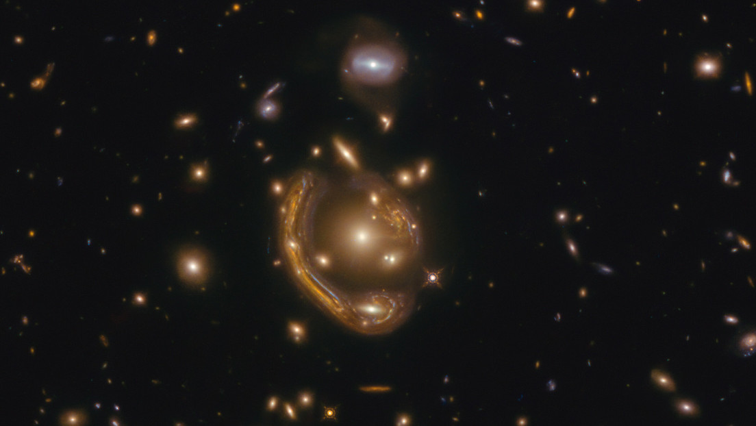 El telescopio espacial Hubble capta uno de los ‘anillos de Einstein’ más grandes y completos jamás vistos
