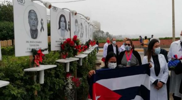 Médicos cubanos regresan de Perú tras seis meses de colaboración