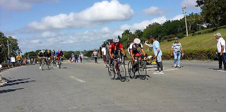 Recorren territorio tunero ciclistas cubanos en la única carrera efectuada en el 2020