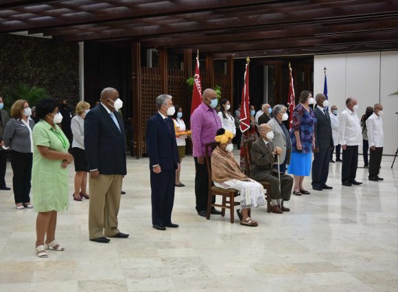 Entregan título honorífico de Héroe del Trabajo de la República de Cuba