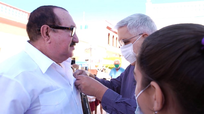 Recibe la distinción Por la Cultura Nacional importante artista tunero