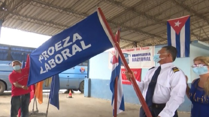 Reciben bandera Proeza Laboral colectivos de la Empresa de Transporte en Las Tunas