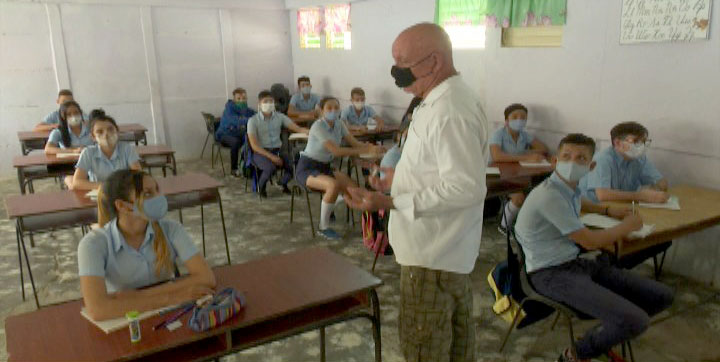 Homenaje a los educadores tuneros