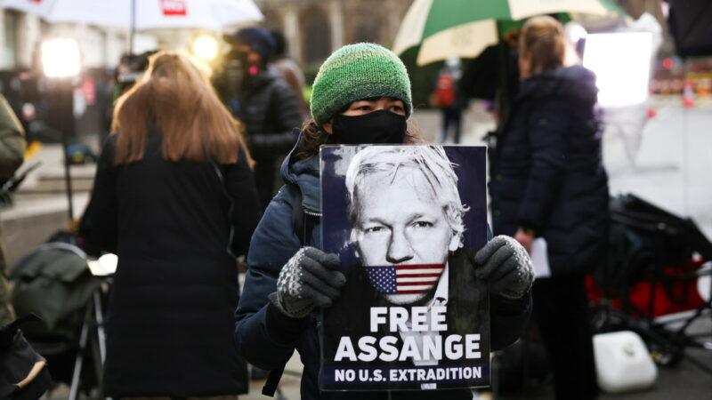 Un tribunal británico deniega la extradición de Assange a EE.UU. por temor a que se suicide