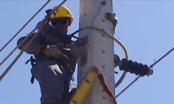 Reconocen en Las Tunas a trabajadores eléctricos en su día