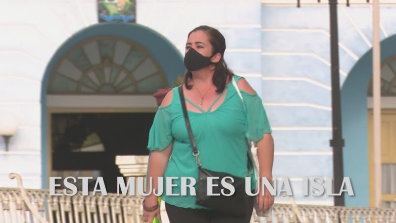 Esta mujer es una isla