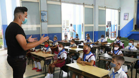 Ministra de Educación de Cuba informa actuación en municipios en fase de transmisión autóctona