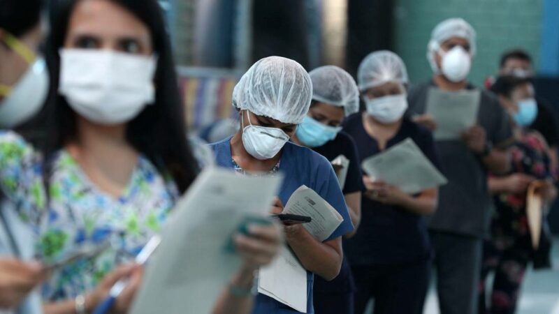 Escándalo en Perú: 487 personas, entre ellas altos cargos y ministros, se aprovecharon de su posición para vacunarse contra el coronavirus