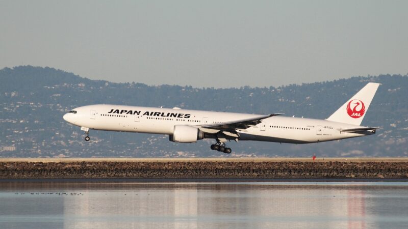 Japón prohíbe los vuelos de Boeing 777 tras incendiarse el motor de un avión en EE.UU.