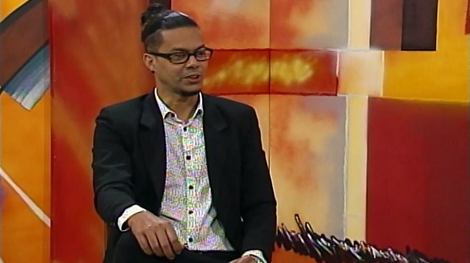 Con Música: Adrián Vega