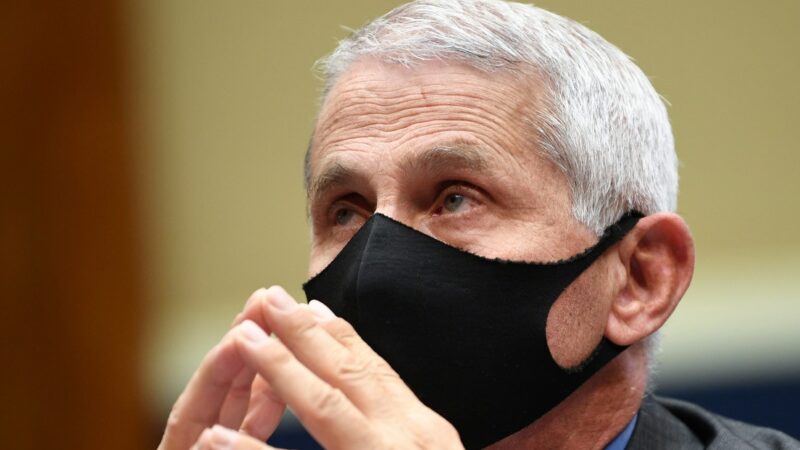 Fauci no descarta que la población tenga que usar mascarilla aun en 2022