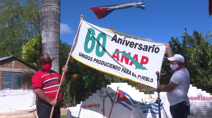 Recorre Las Tunas bandera Aniversario 60 de la ANAP